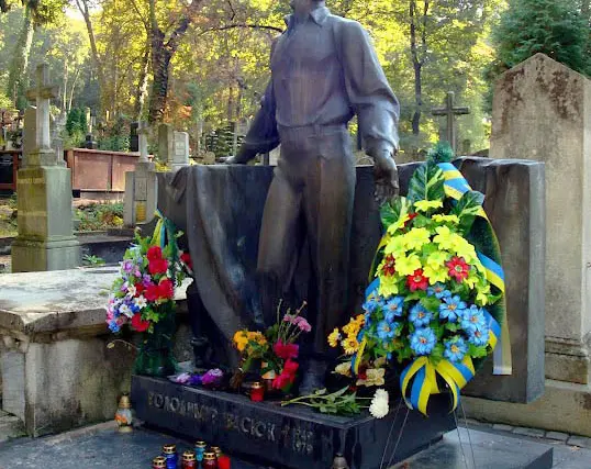 Композитор В.Івасюк у бронзі