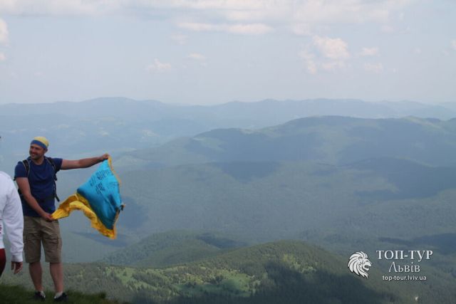 На фоні краєвидів Чорногори