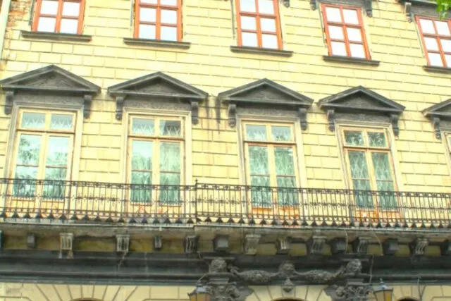 Фасад каменного дома с музейным входом